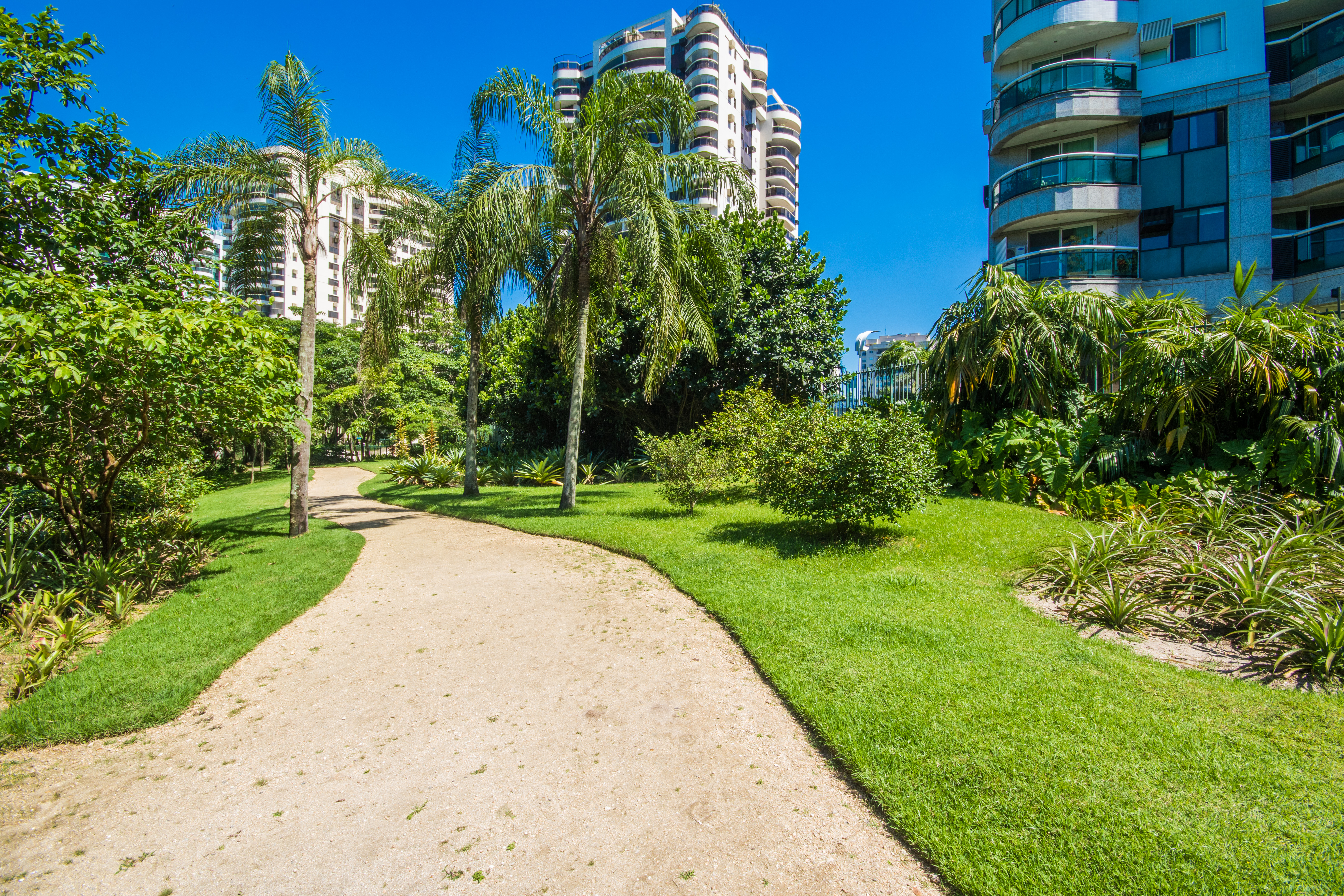 Jardins exuberantes e áreas verdes dentro do Condomínio Península