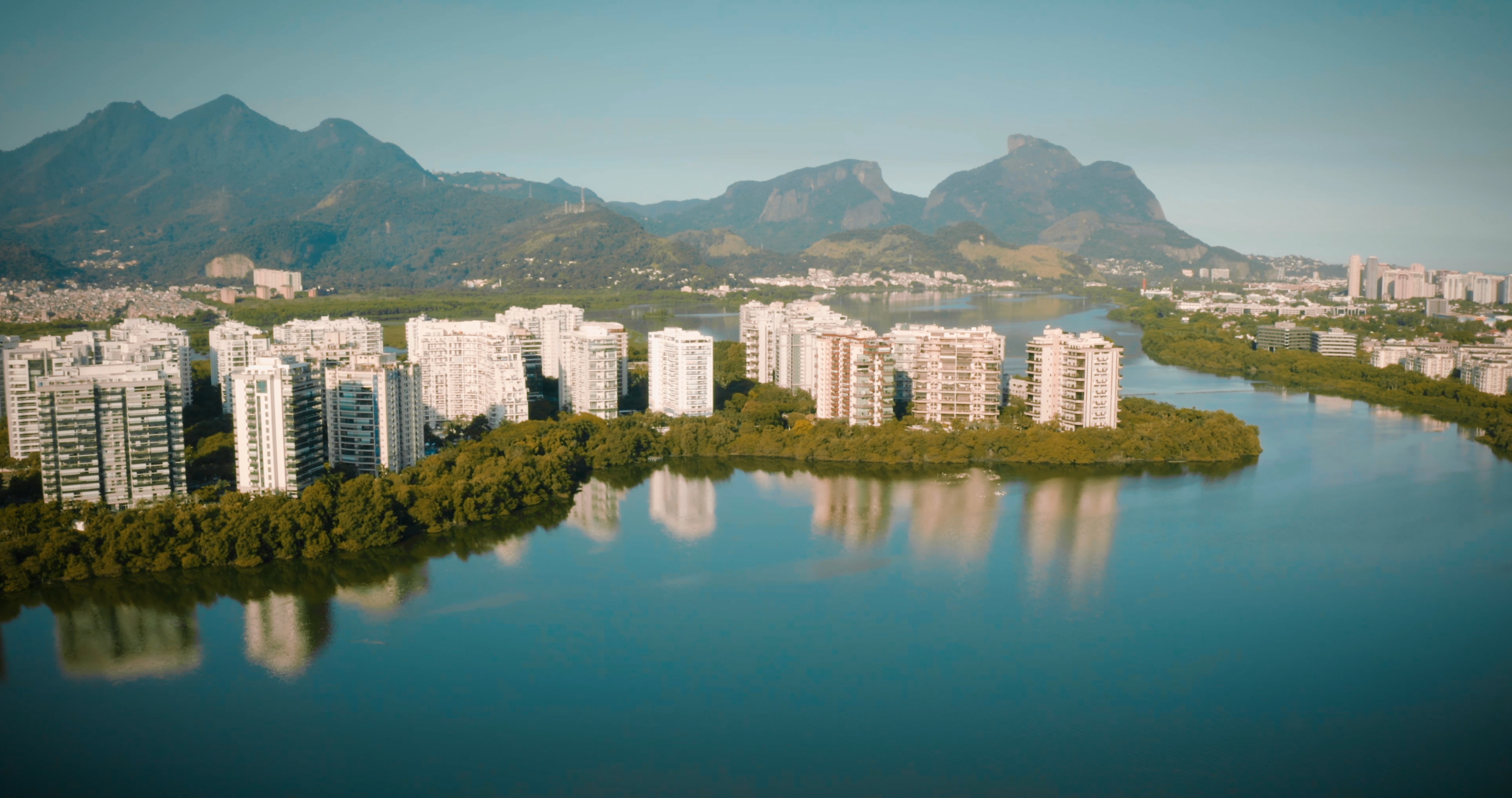 Península - Vista aérea dos condomínios e Lagoa de Marapendi