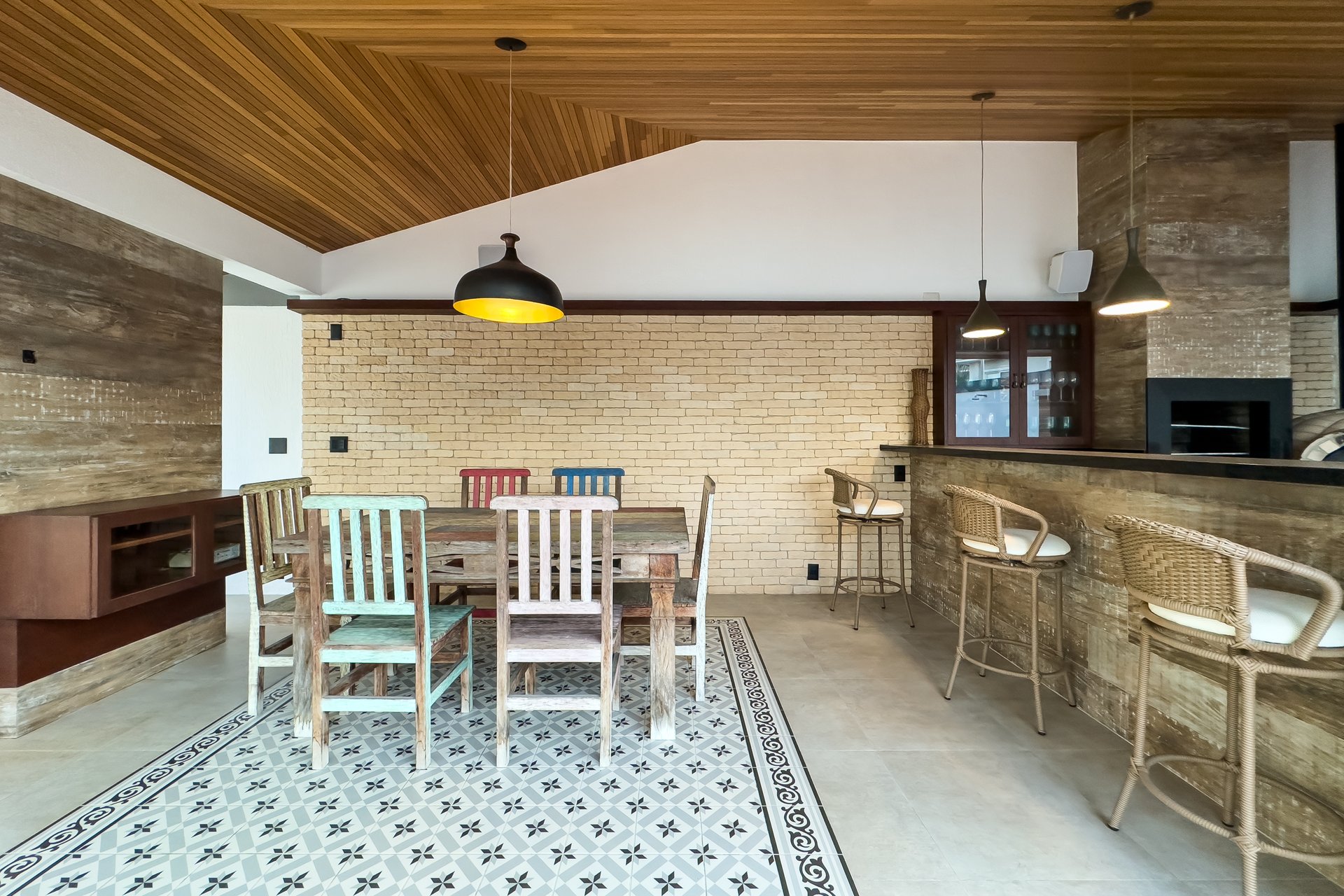 Espaço gourmet com mesa rústica e forno