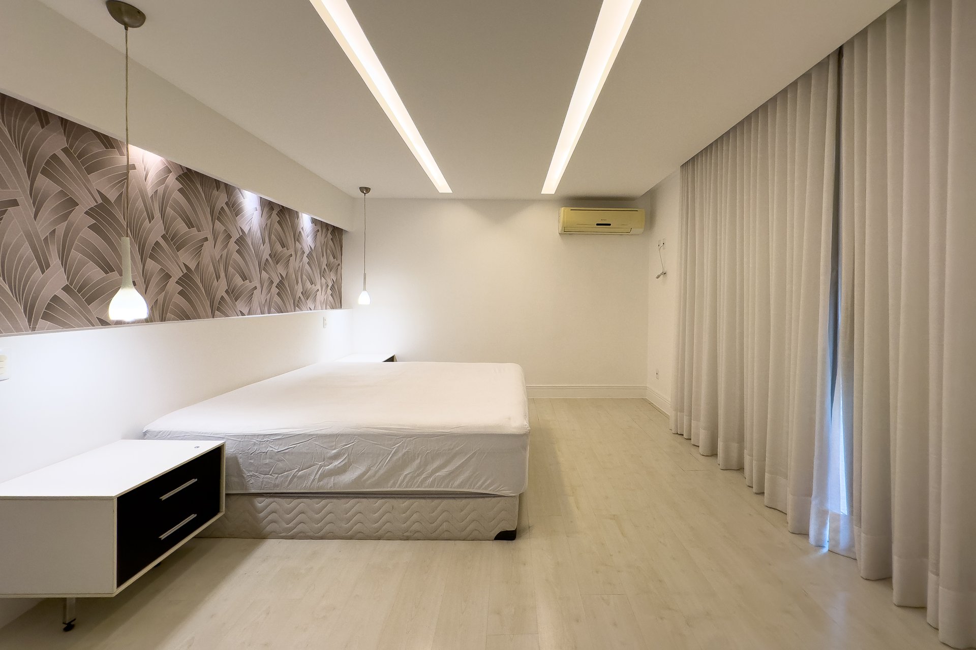 Suíte master com iluminação moderna