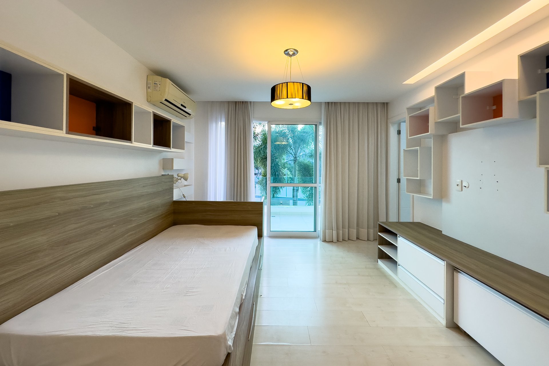 Quarto com vista para piscina