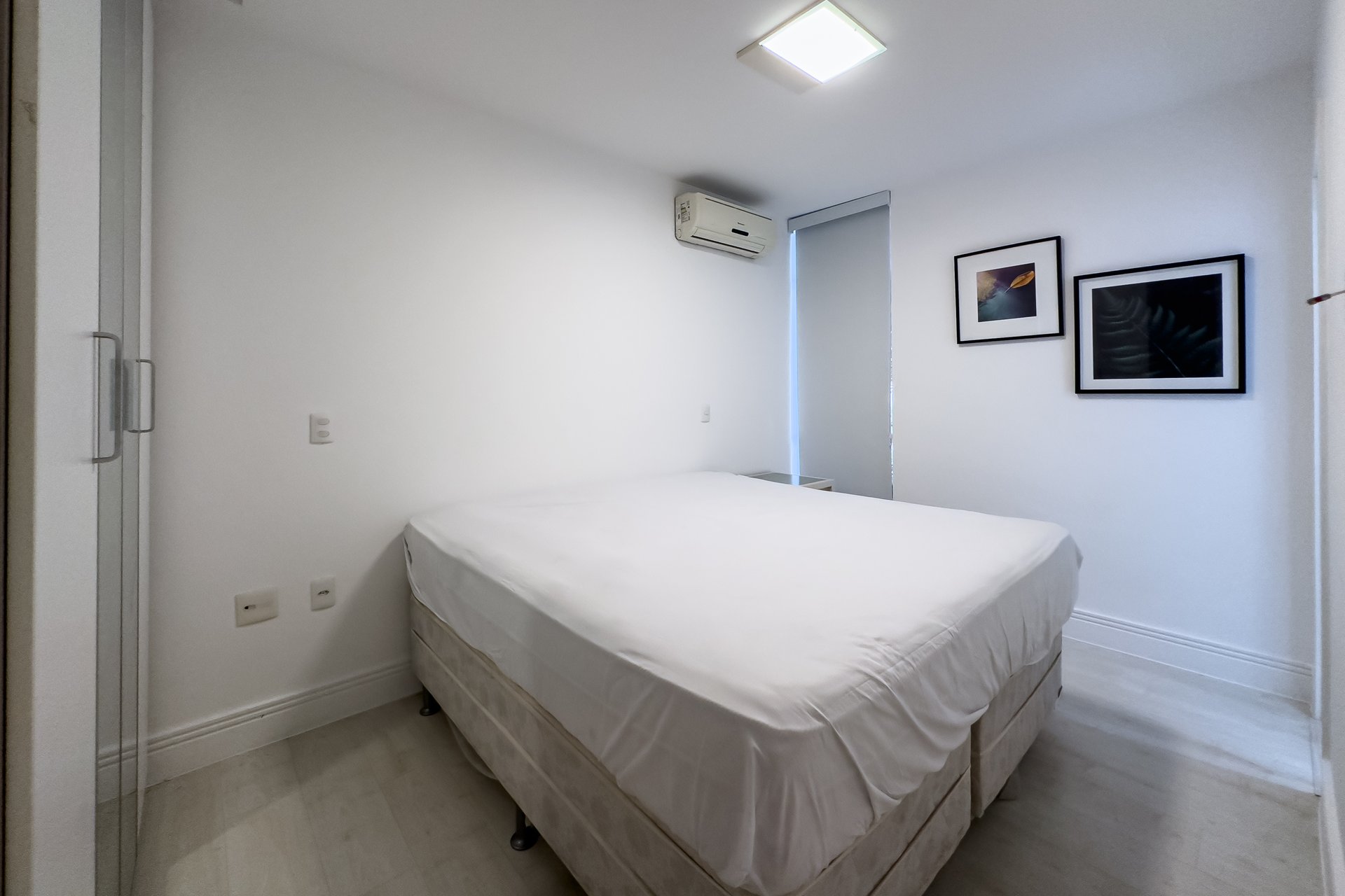 Quarto com cama e armários