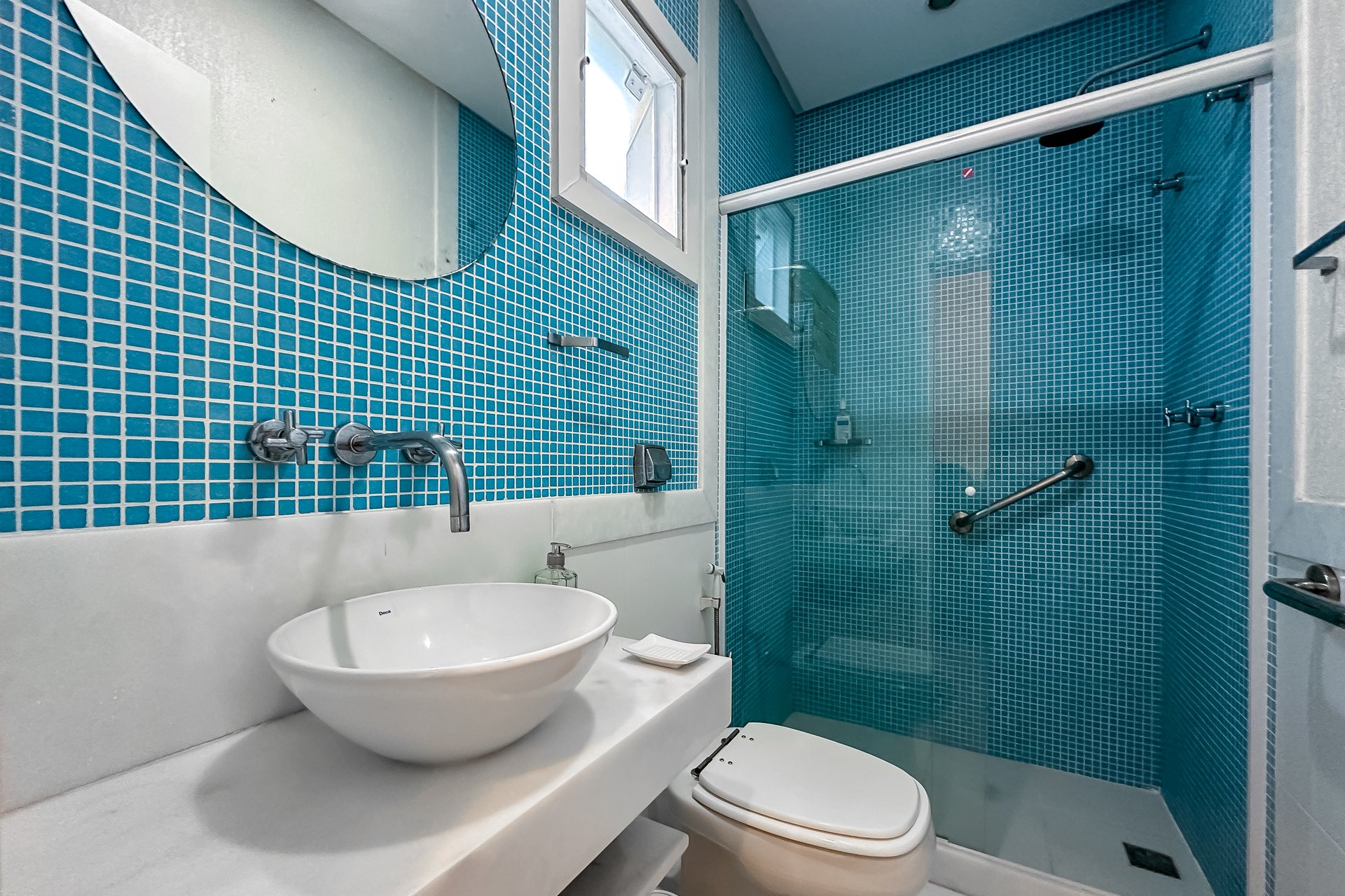 Banheiro com acabamento azul